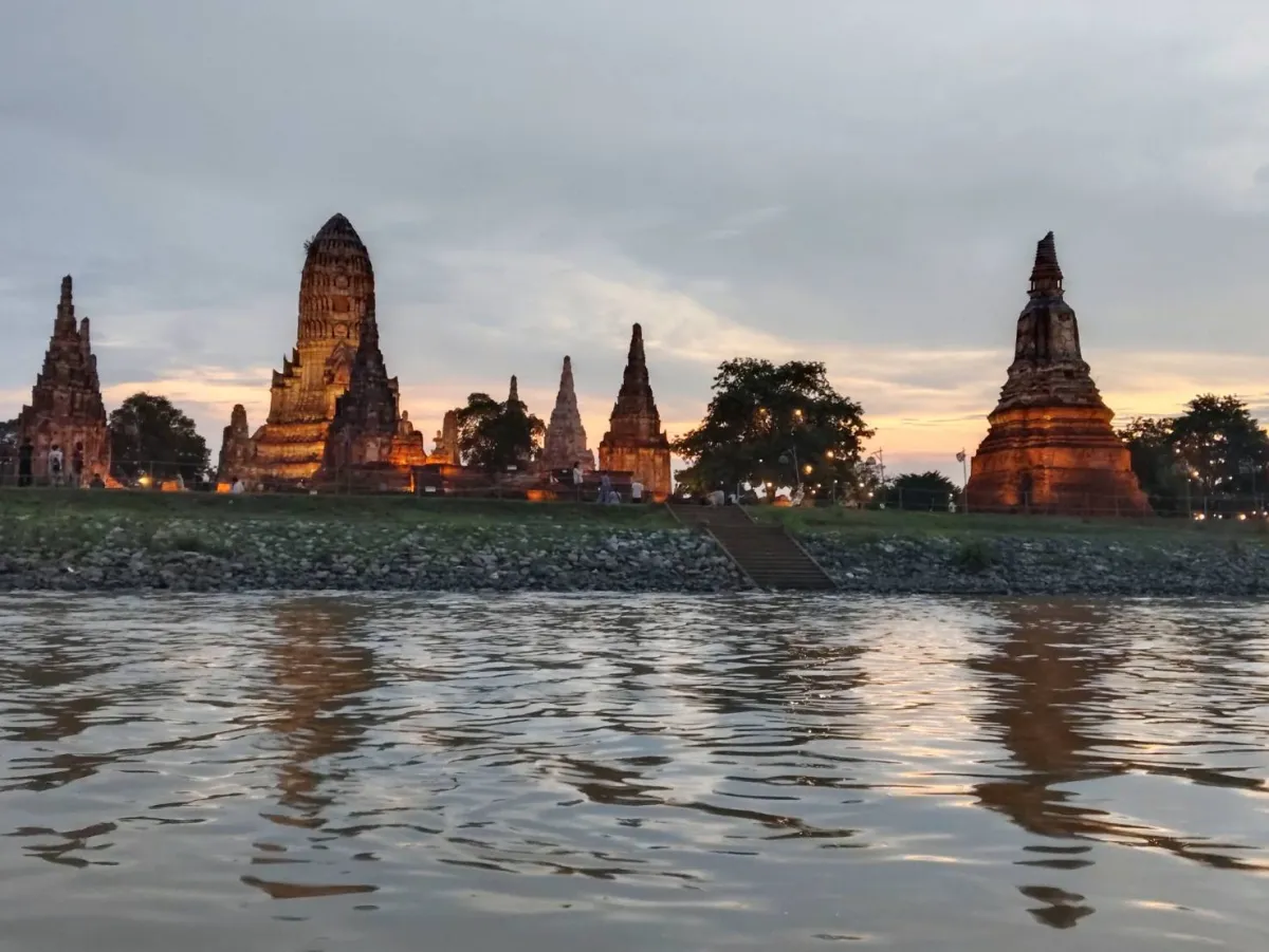 วัดไชยวัฒนารามยามเย็น มองจากเรือกลางแม่น้ำ